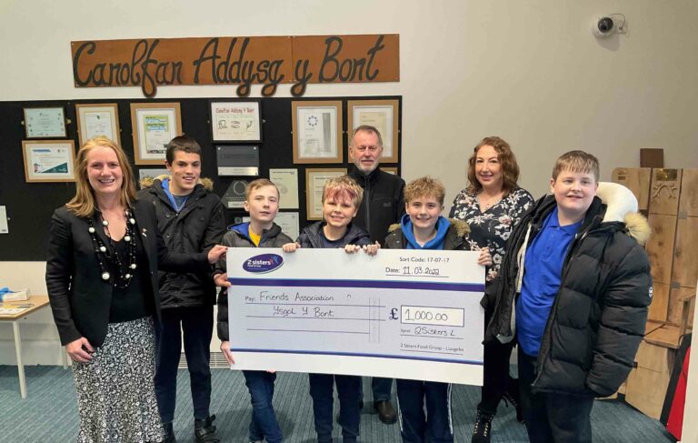 Chicken factory backs community with £1,000 gift for local school